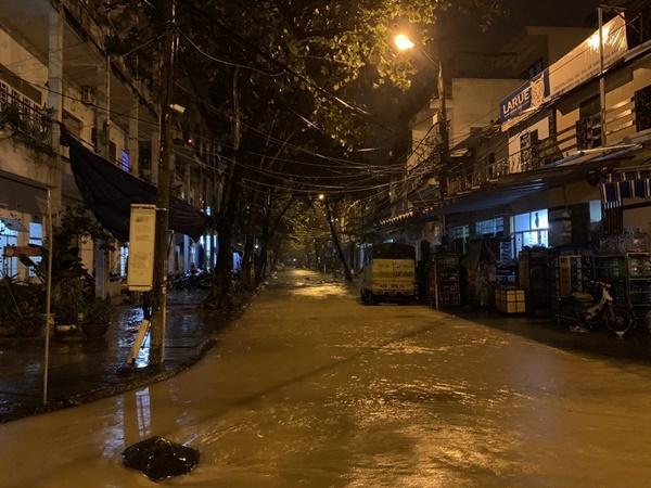 Bão số 13 áp sát kèm mưa lớn, nước sông Hàn dâng tràn lên đường-8