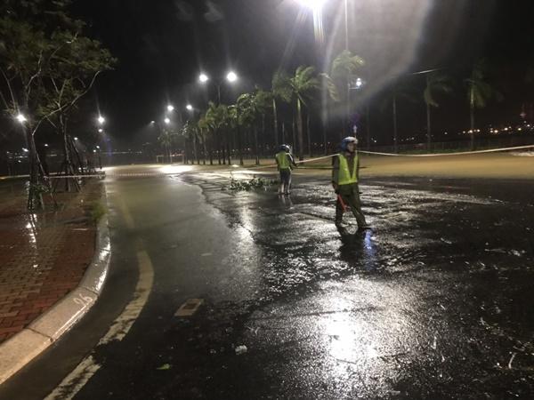 Bão số 13 áp sát kèm mưa lớn, nước sông Hàn dâng tràn lên đường-9