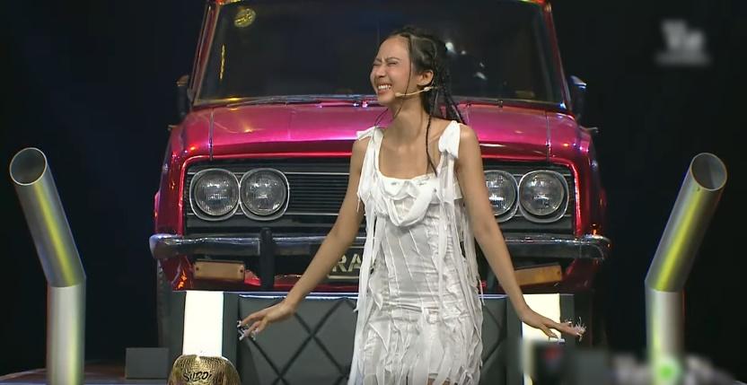 Suboi chơi lớn đeo răng kim cương nhưng vóc dáng gầy trơ xương mới đáng chú ý-5