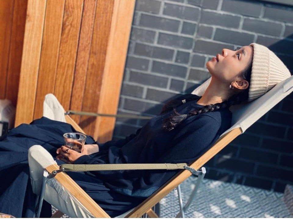 Style sao Hàn tuần qua: Park Shin Hye đi giày giới hạn chứng tỏ fan cứng của G-Dragon-4