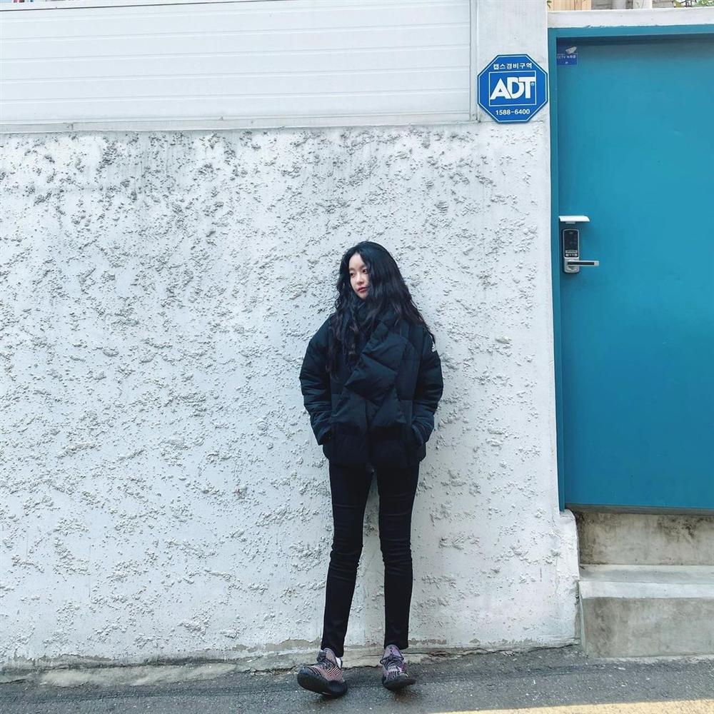 Style sao Hàn tuần qua: Park Shin Hye đi giày giới hạn chứng tỏ fan cứng của G-Dragon-9