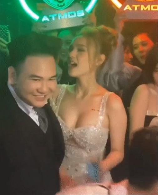 Lên bar quẩy cực nhiệt sau đám cưới bạc tỷ, Xoài Non xót ruột vì hỏng cả giày hiệu-1