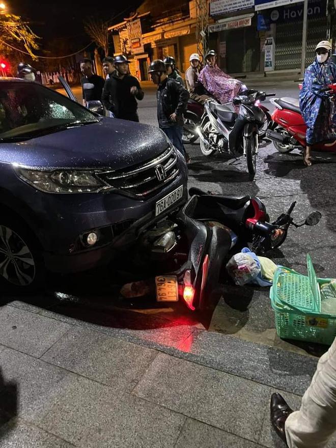 Ô tô kéo lê xe máy chở bà bầu đi sinh, sản phụ phải mổ lấy thai gấp-2