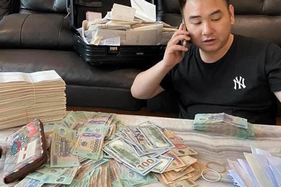 Sau hôn lễ bạc tỷ, ảnh Xemesis ngồi bên đống tiền mừng cưới khủng khiến con dân ghen đỏ mắt