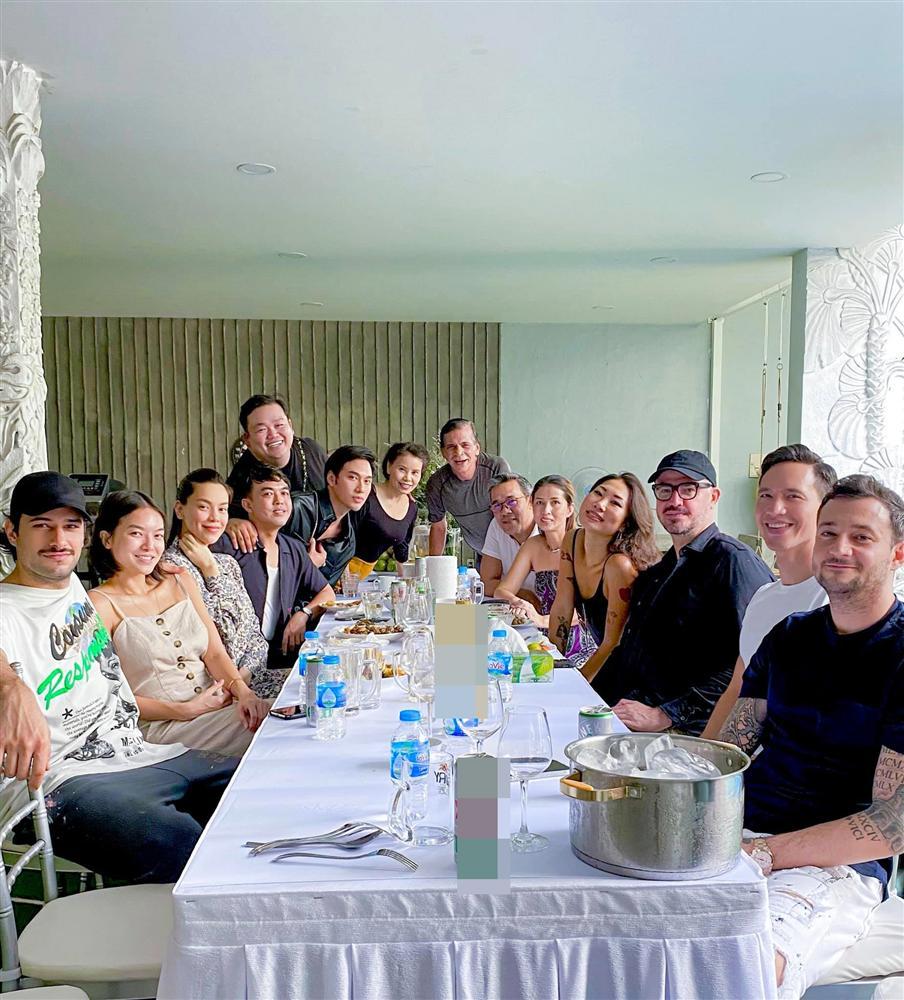 Hồ Ngọc Hà bất ngờ ngồi xa Kim Lý trong bữa tiệc sinh nhật-1