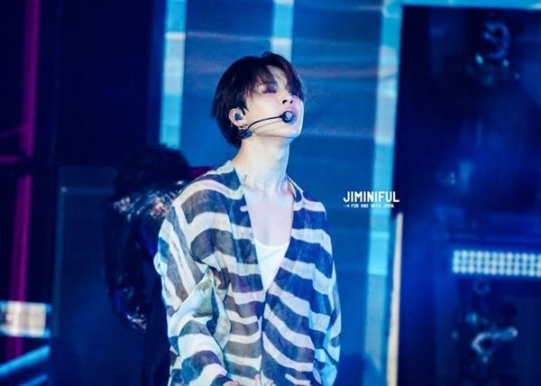 Cách lên highnote đặc biệt của Jimin trên sân khấu BBMA 2018 khiến fan vừa thương vừa cười té ghế-5