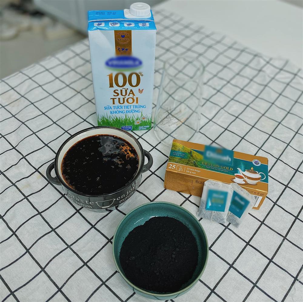 Ra hàng mua không có, trai đảm tự mình làm trà sữa than tre uống cho bõ tức, chị em phát thèm-3