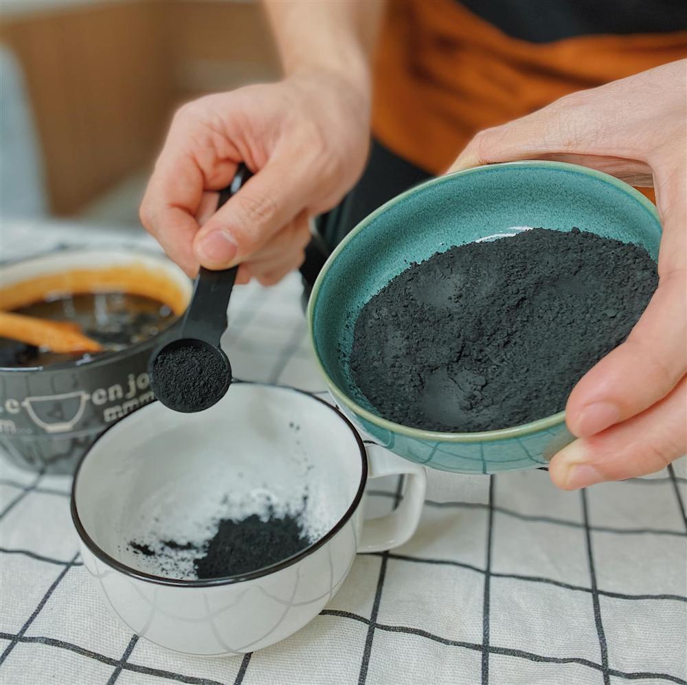 Ra hàng mua không có, trai đảm tự mình làm trà sữa than tre uống cho bõ tức, chị em phát thèm-4