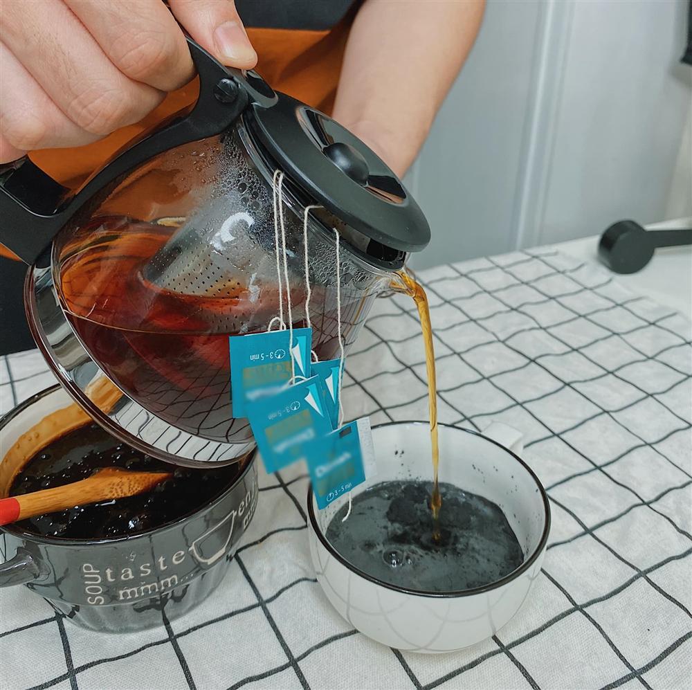 Ra hàng mua không có, trai đảm tự mình làm trà sữa than tre uống cho bõ tức, chị em phát thèm-5