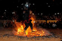 Nghi thức chạy qua đống lửa trong lễ hội ở Thái Lan