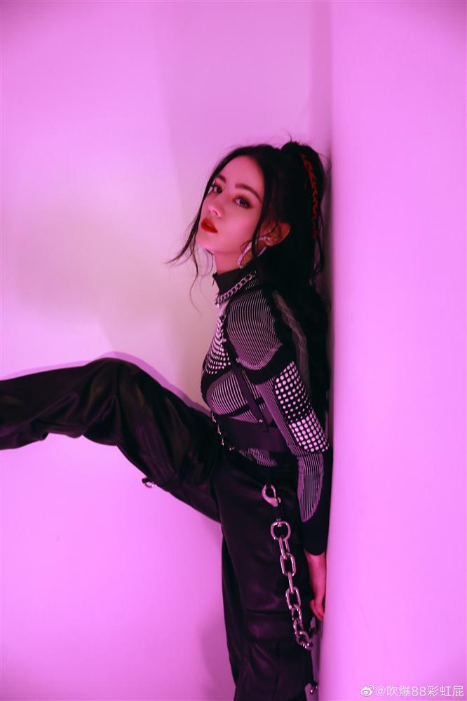 Địch Lệ Nhiệt Ba khoe body cực gắt dù mặc kín từ đầu đến chân-7