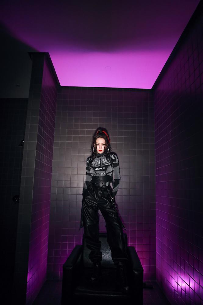 Địch Lệ Nhiệt Ba khoe body cực gắt dù mặc kín từ đầu đến chân-10