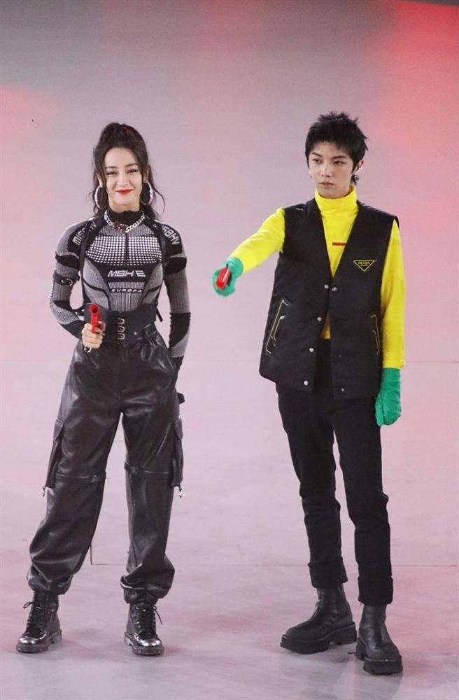 Địch Lệ Nhiệt Ba khoe body cực gắt dù mặc kín từ đầu đến chân-2