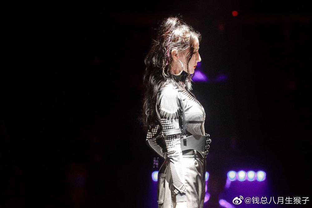 Địch Lệ Nhiệt Ba khoe body cực gắt dù mặc kín từ đầu đến chân-11