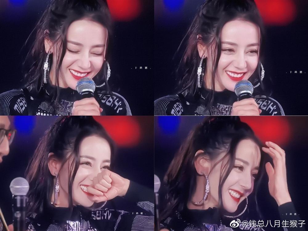 Địch Lệ Nhiệt Ba khoe body cực gắt dù mặc kín từ đầu đến chân-4