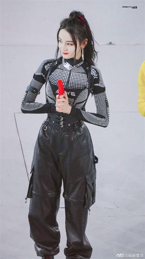 Địch Lệ Nhiệt Ba khoe body cực gắt dù mặc kín từ đầu đến chân-3