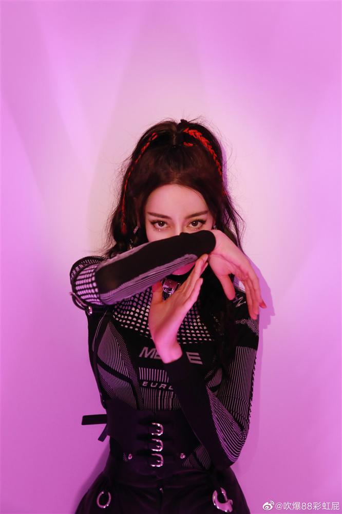 Địch Lệ Nhiệt Ba khoe body cực gắt dù mặc kín từ đầu đến chân-13