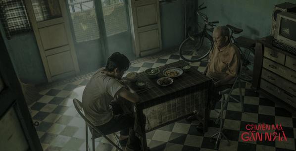 Vừa rời bệnh viện, Mạc Can ngồi xe lăn đi đóng phim ma với khuôn mặt đỏ lòm-4