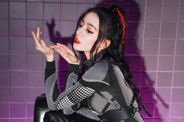 Địch Lệ Nhiệt Ba được khen ông xã quốc dân nhờ ga lăng với các người đẹp-12