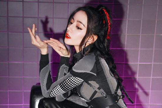 Địch Lệ Nhiệt Ba khoe body cực 'gắt' dù mặc kín từ đầu đến chân