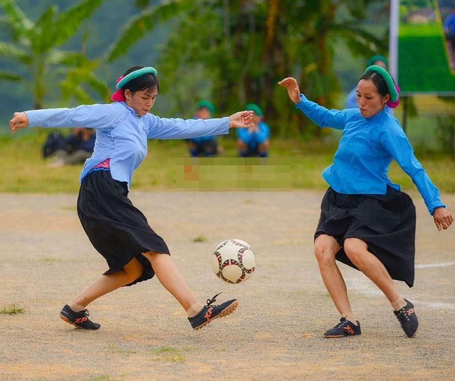 Chùm ảnh các thiếu nữ vùng núi mặc váy đá bóng gây bão khắp cõi mạng-3