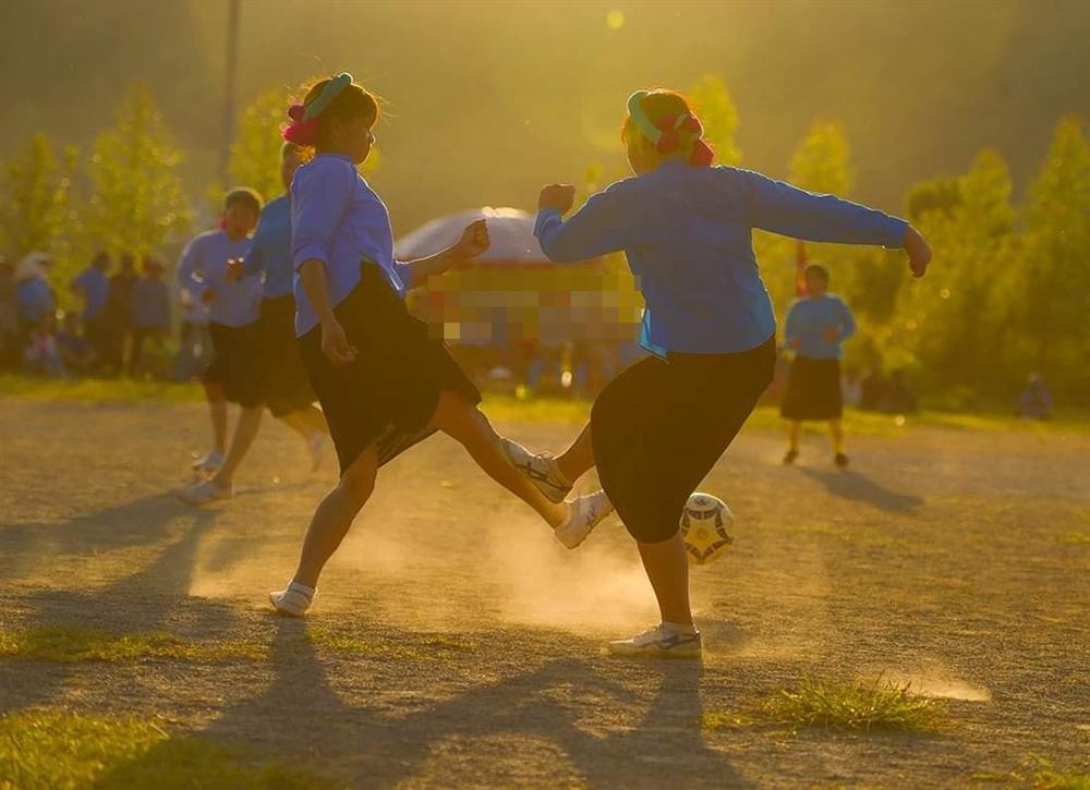 Chùm ảnh các thiếu nữ vùng núi mặc váy đá bóng gây bão khắp cõi mạng-8