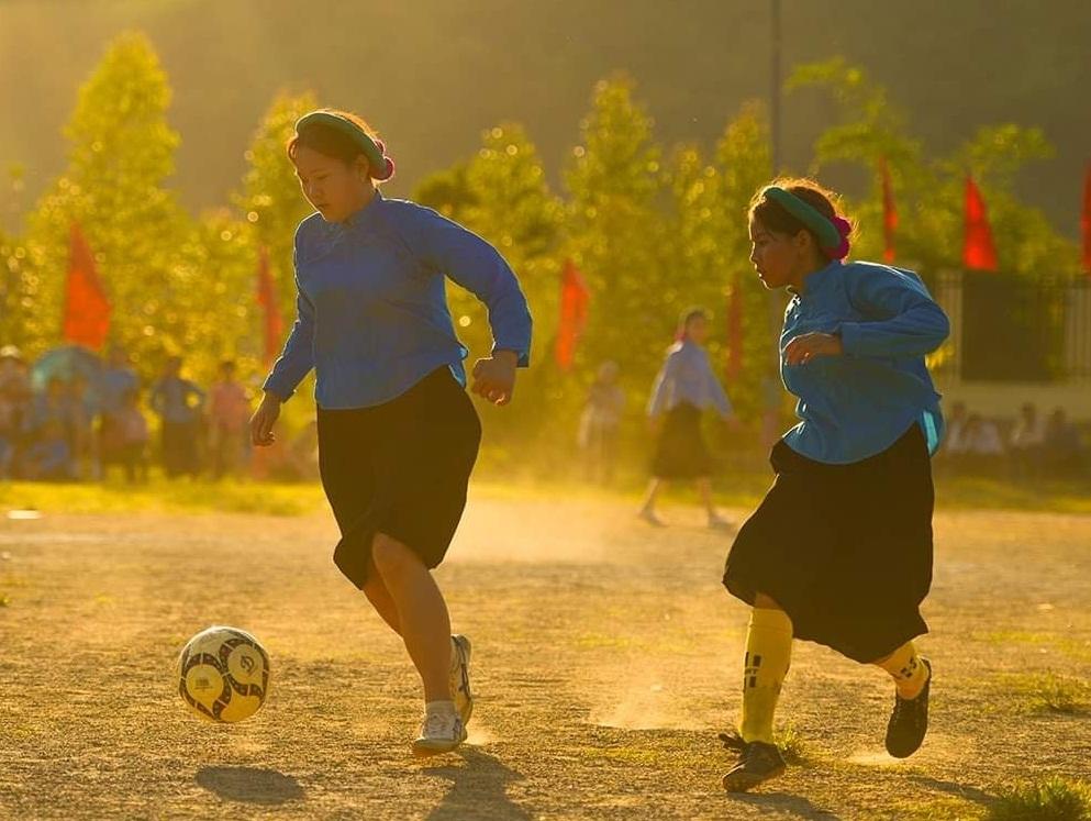 Chùm ảnh các thiếu nữ vùng núi mặc váy đá bóng gây bão khắp cõi mạng-9