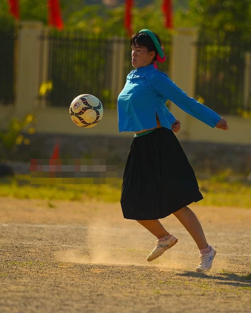 Chùm ảnh các thiếu nữ vùng núi mặc váy đá bóng gây bão khắp cõi mạng-5