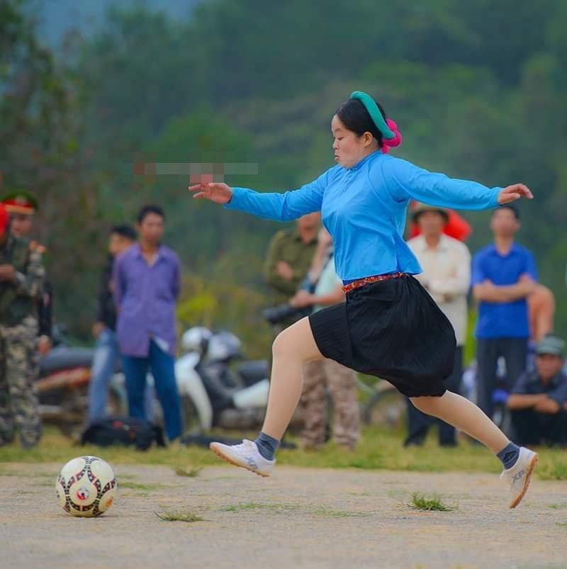 Chùm ảnh các thiếu nữ vùng núi mặc váy đá bóng gây bão khắp cõi mạng-6