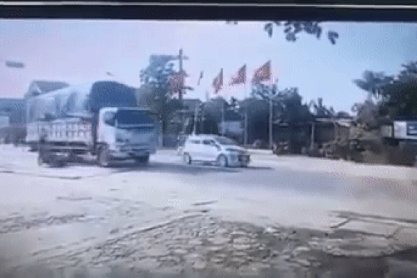 Clip: Va chạm xe đạp điện, nữ sinh ngã văng ra, bị xe chở hàng cứu trợ cán qua