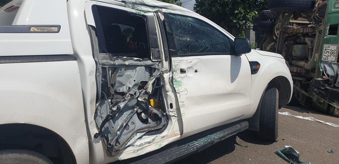 Clip: Tránh nữ tài xế, xe ben đánh lái rồi lật nghiêng gây tai nạn kinh hoàng-4