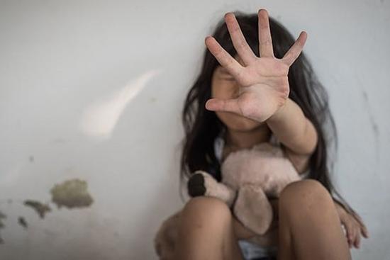 Nhìn thấy mẹ dan díu với hàng xóm, bé gái 6 tuổi bị mẹ và nhân tình sát hại tàn bạo