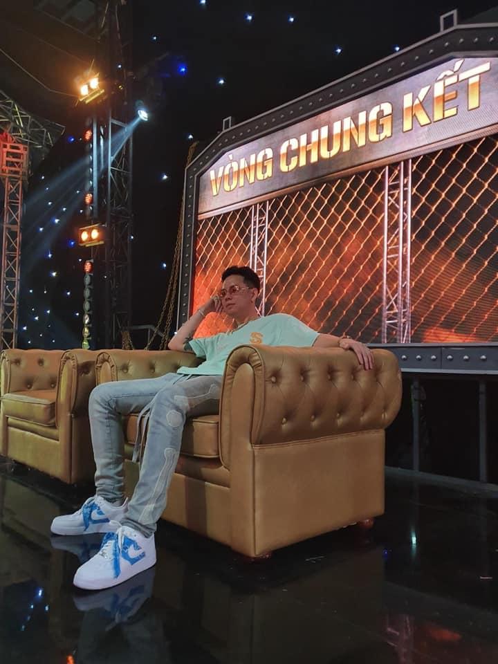 Vừa được tặng áo nhạy cảm, Minh Tú lại đi giày đôi với rapper Andree, họ đã tái hợp ư?-6