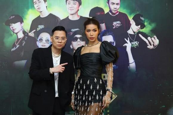 Vừa được tặng áo nhạy cảm, Minh Tú lại đi giày đôi với rapper Andree, họ đã tái hợp ư?-3