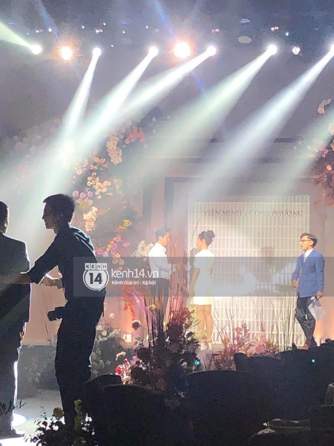 Viên Minh rạng rỡ bên chú rể Công Phượng, nhan sắc cận mặt của cô dâu gây chú ý-3