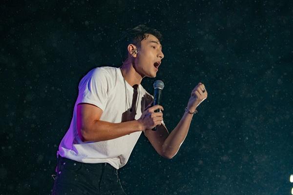 Isaac biểu diễn trên sân khấu trong mưa, ngoại hình chuẩn nam thần.