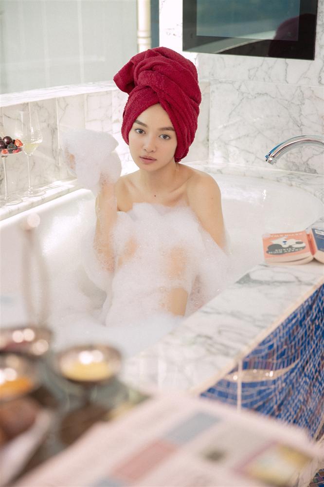 Clip hậu trường Kaity Nguyễn gợi cảm tắm bán nude-3