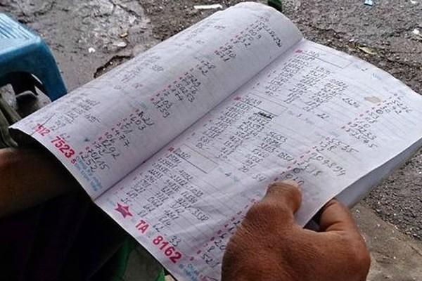 Mang xăng đến nhà ‘con bạc’ dọa đốt để đòi tiền ở Hà Nội-1