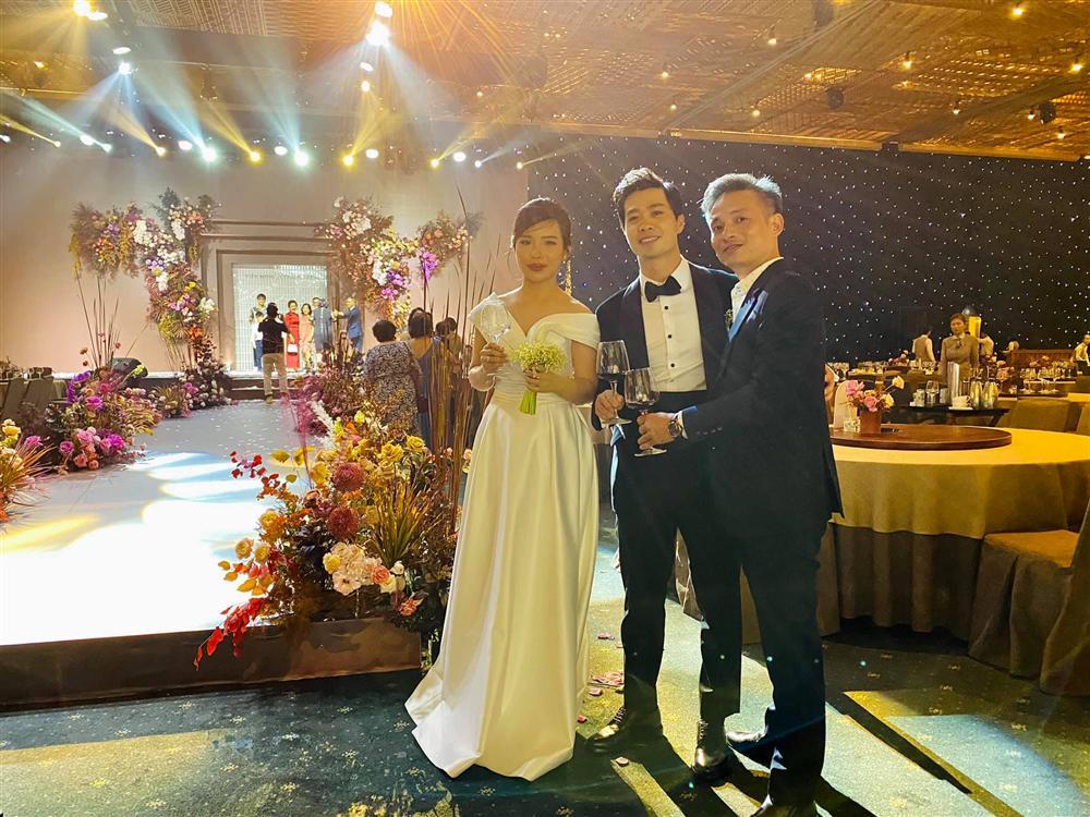 Ảnh Công Phượng - Viên Minh ngồi bệt trên nền đất sau đám cưới vừa hài vừa thương-1