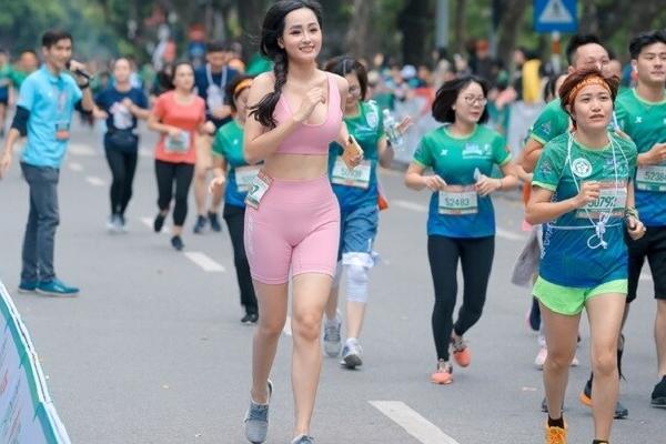 Cô gái không chọn được váy cưới vì chân dài 1,34 m-1