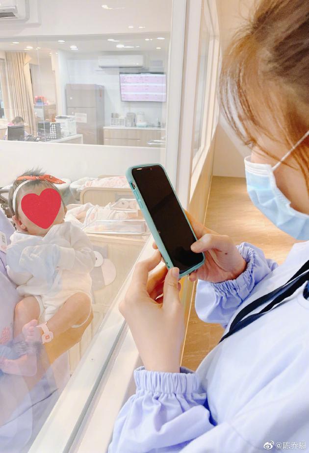 Thăm con gái An Dĩ Hiên, Trần Kiều Ân bị chất vấn chuyện cưới xin-2