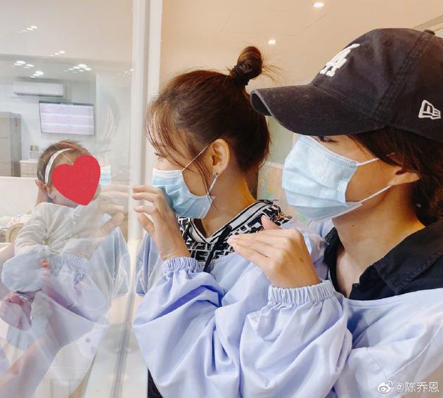 Thăm con gái An Dĩ Hiên, Trần Kiều Ân bị chất vấn chuyện cưới xin-1