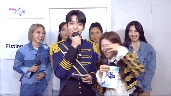 Thành viên Oh My Girl lên thớt vì lỡ dựa dẫm Soobin TXT, cười lố trên sóng Music Bank-4