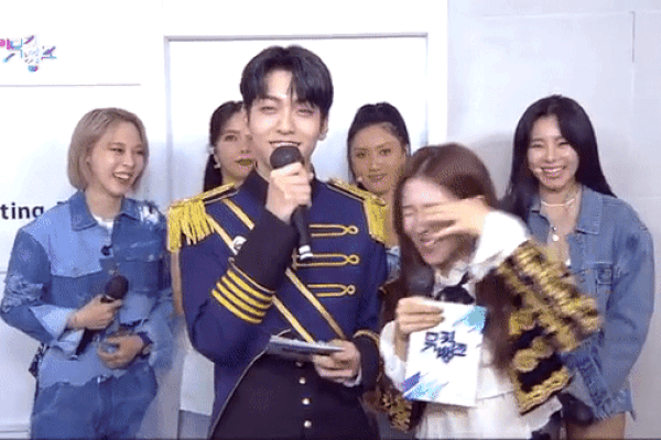 Nữ idol Oh My Girl ăn gạch tới tấp chỉ vì làm bạn với BTS quá nổi tiếng-6