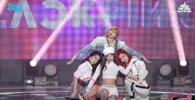 Khoảnh khắc che chắn kém duyên của sao Hàn khi diện váy áo ngắn cũn cỡn-7