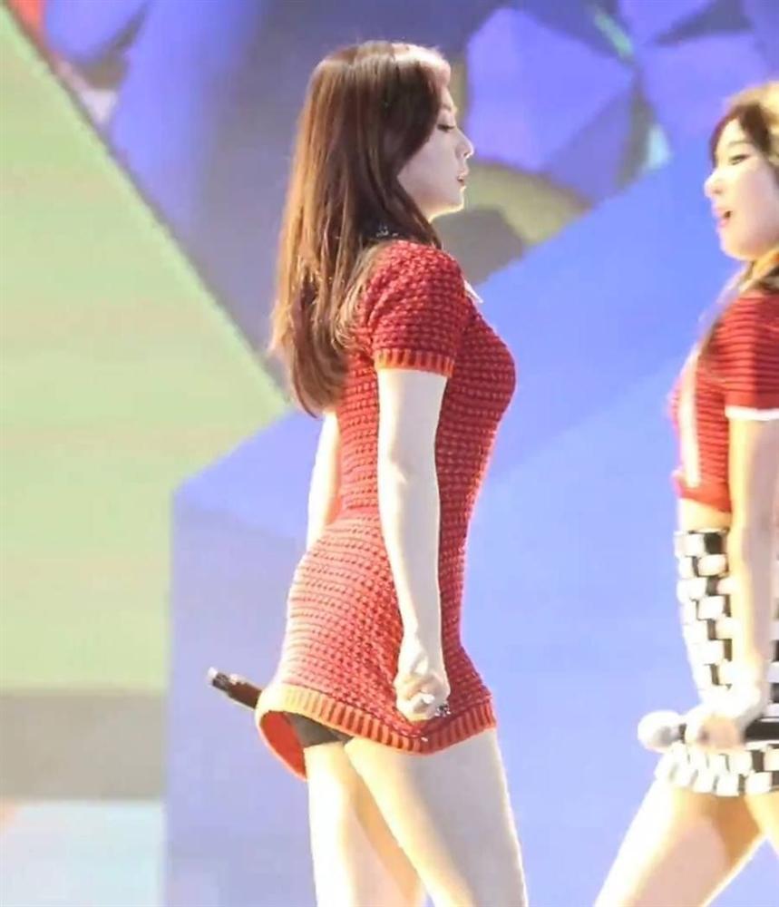 Khoảnh khắc che chắn kém duyên của sao Hàn khi diện váy áo ngắn cũn cỡn-3