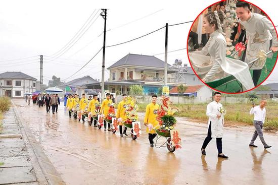 Chú rể Thái Nguyên gây bão mạng với màn dùng xe rùa chở tráp đến nhà gái ăn hỏi