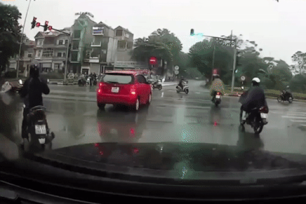 Nam sinh lao xe máy mà ngỡ tên bay, bị ô tô hất văng lên vỉa hè-1