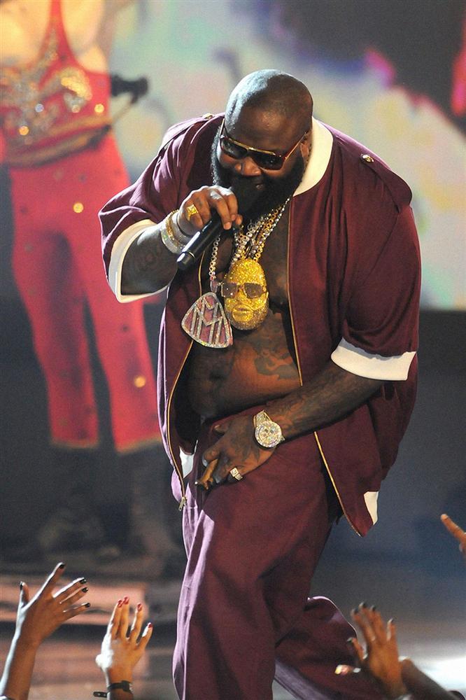 Răng đính kim cương và những món đồ gắn liền với rapper-4