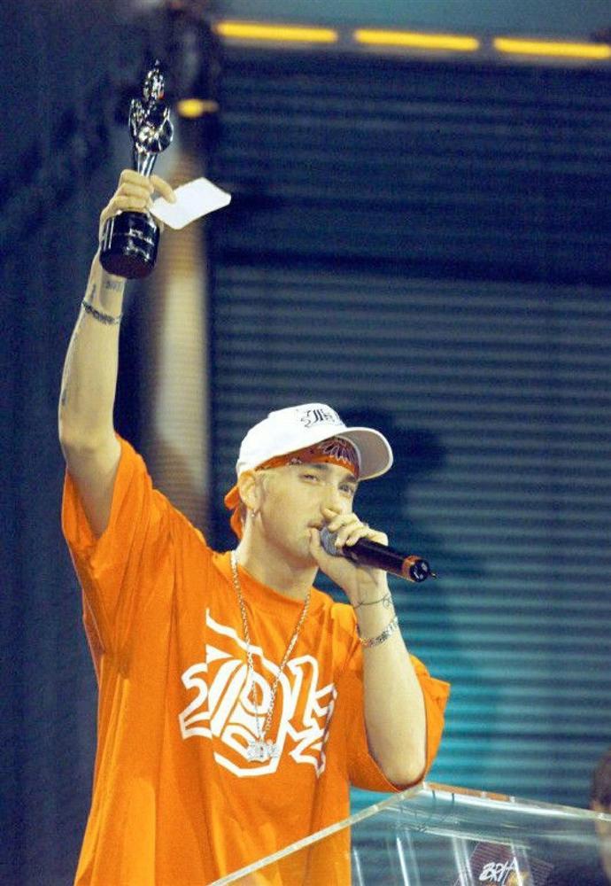 Răng đính kim cương và những món đồ gắn liền với rapper-7